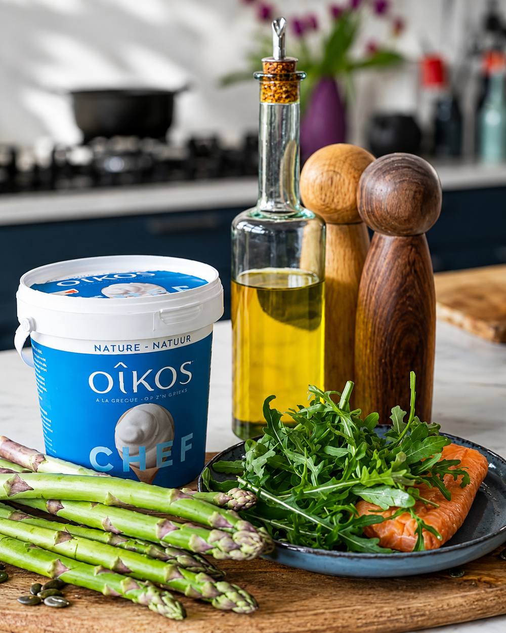 Oikos Chef : pot 900 g en situation de cuisine